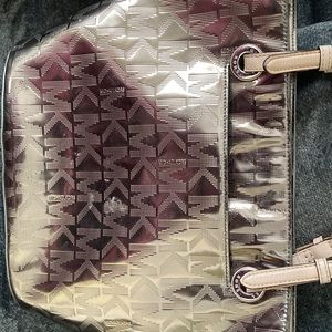 Michael kors handbag, it is used, the color is gold, please make an offer